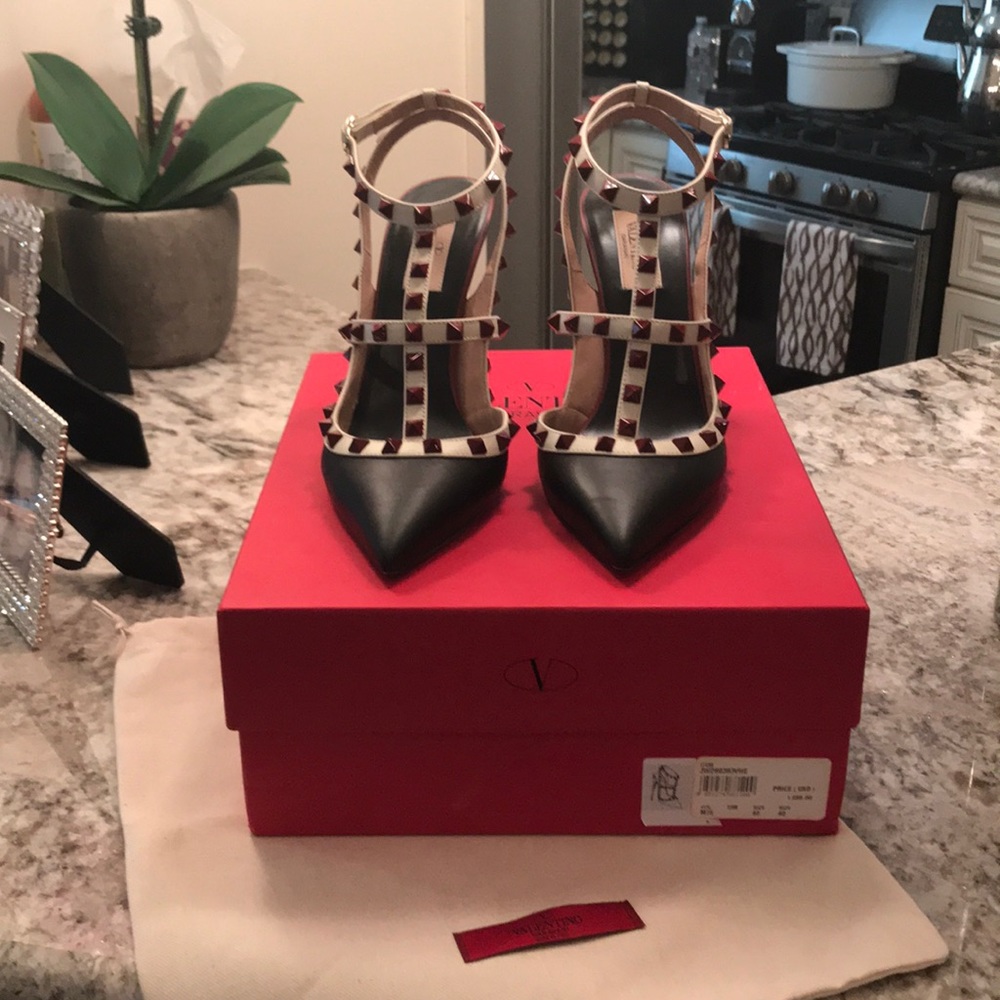 😍 Authentic Valentino Rockstud Pumps